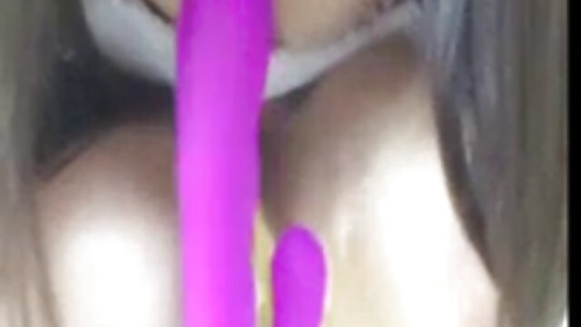 Dame uniforme Eva avec un porno naturistes jeune garçon