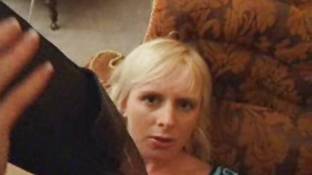 La milf video jeune nudiste britannique Diamond travaille sa chatte en nylon sur les toilettes