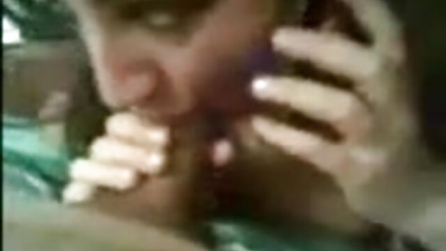 mains élégantes sexy avec des ongles rouges longs sexe plage naturiste super sexy