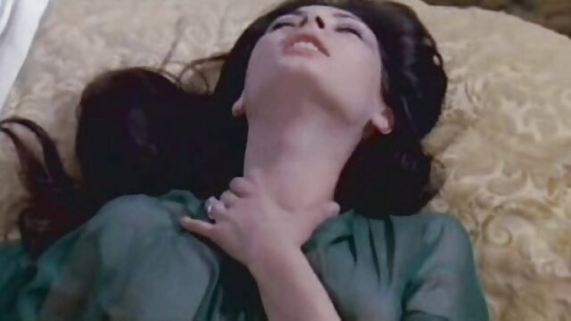 orgasme en sexe sur la plage nudiste rose