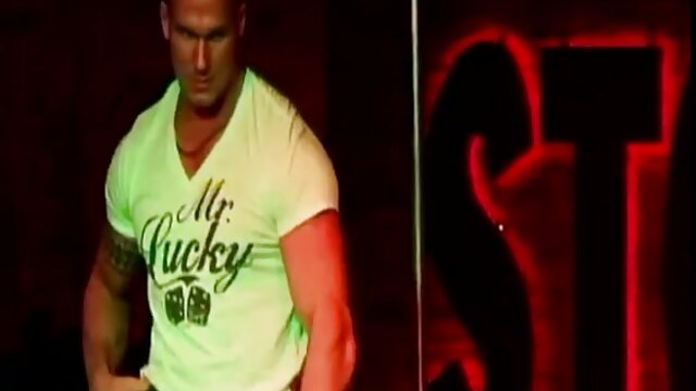 Agent public au bord du lac video naturiste amateur luxure avec une étudiante sexy