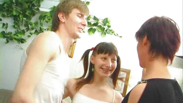 MILF video sex nudiste jouant avec une jeune femme