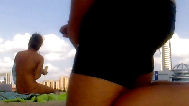 Fêtards amateurs sauvages s'embrassant en sexe video naturiste trio et mangeant la chatte