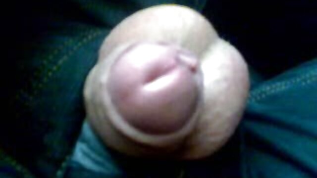 Hot Brunette nudiste porno en bas rouges joue anal