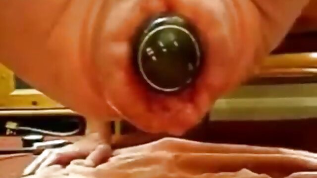 Ce n'est pas une actrice porno, c'est une décharge bite nudiste de sperme