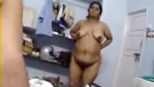 Petite demi-soeur adolescente Emily Willis sexe avec son demi-frère sexe sur plage naturiste